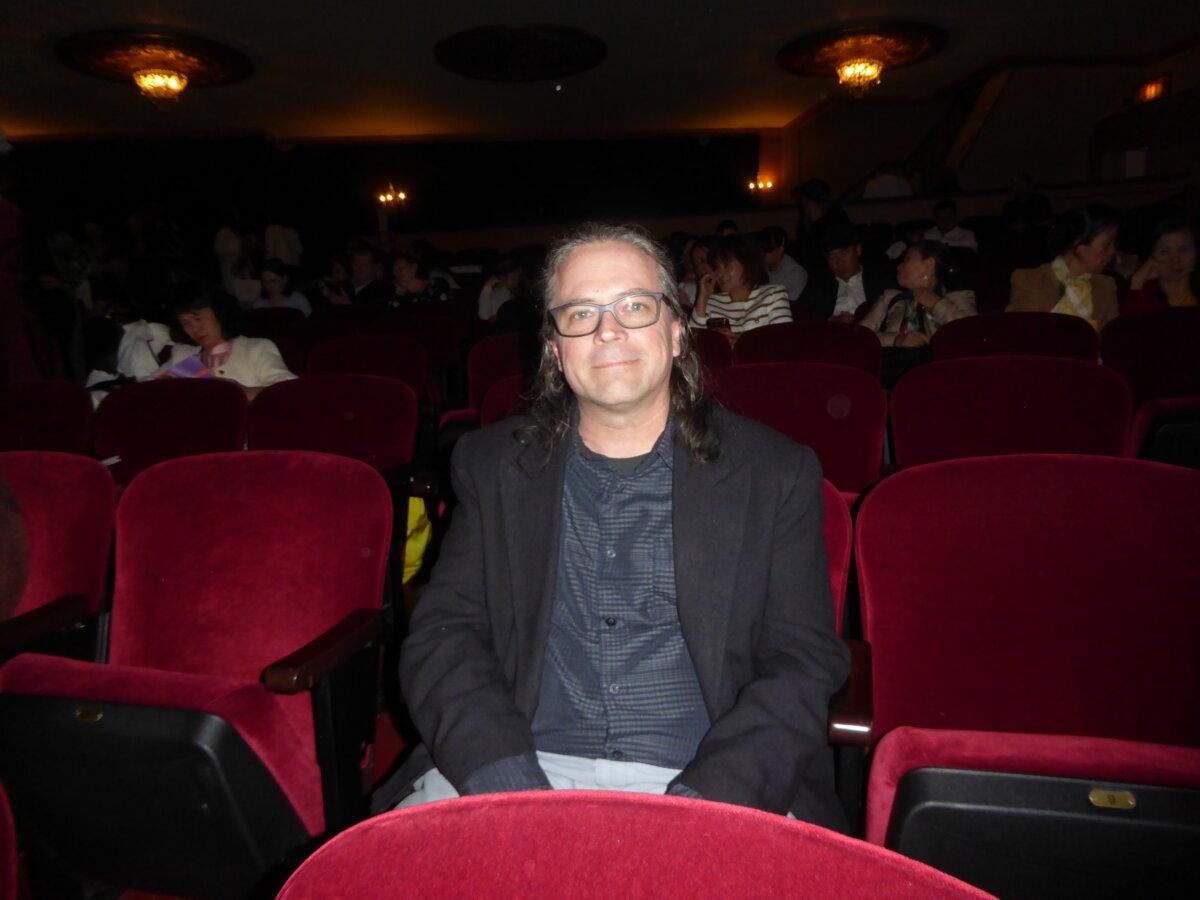 Chris Stimpson attends Shen Yun Performing Arts at the Palace Theatre in Stamford, Conn., on May 10, 2026. (Frank Liang/The Epoch Times)
