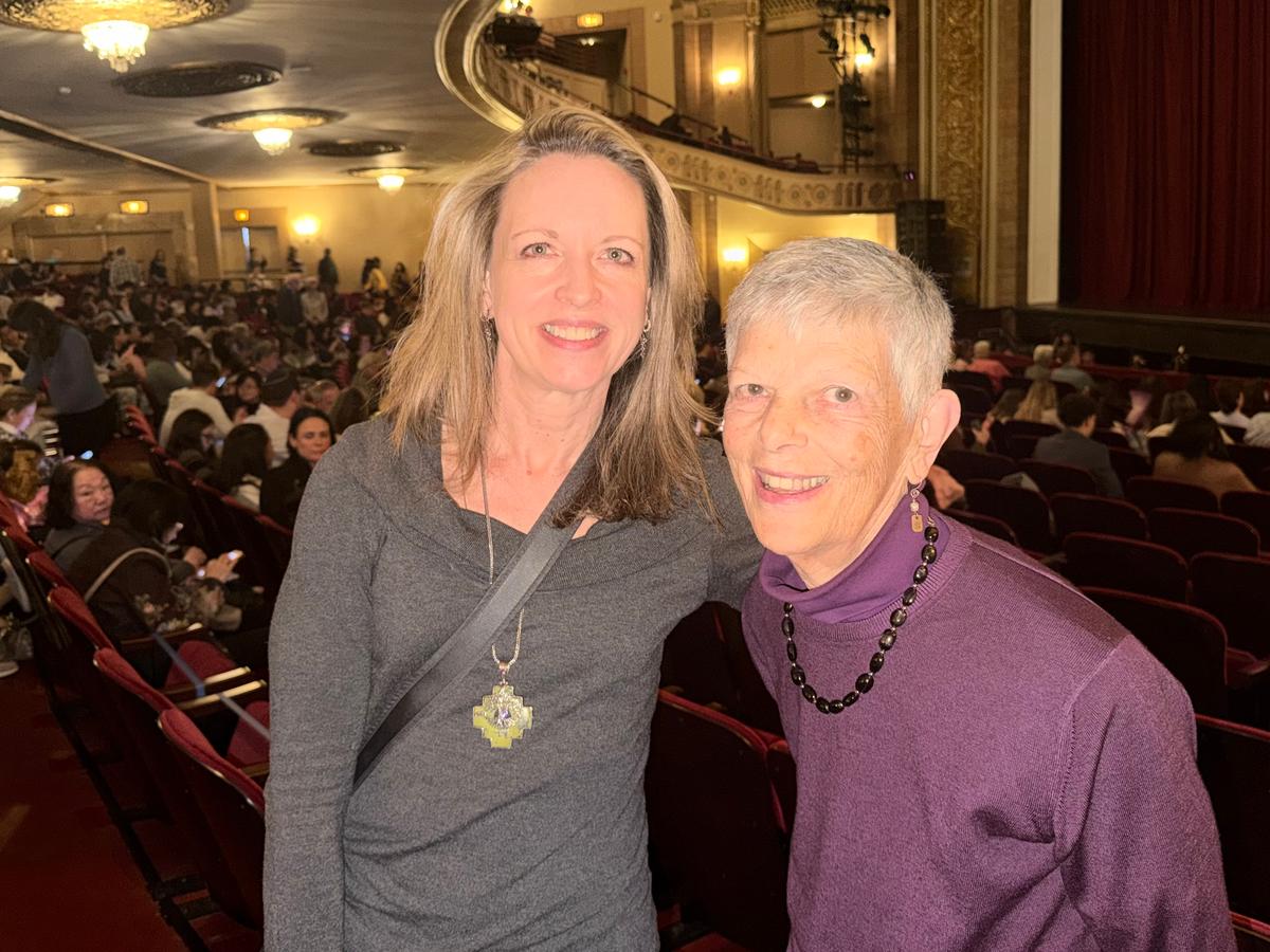 ‘It’s Beautiful’: Daughter Gifts Shen Yun to Her Mother on Mother’s Day