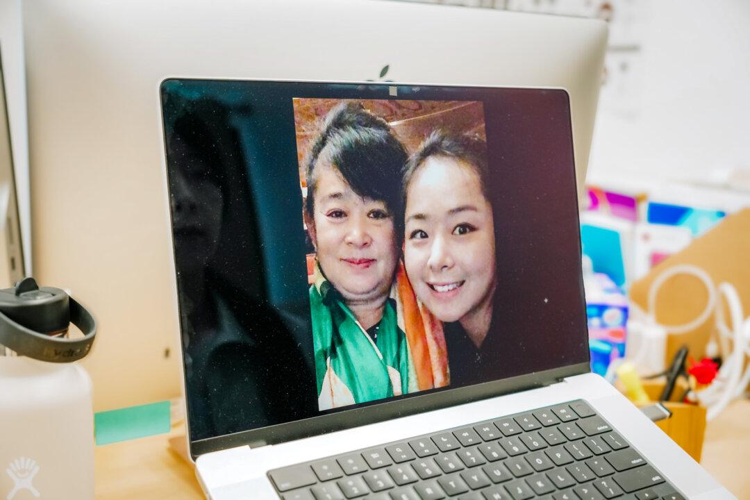 A photo of Falun Gong practitioner Liu Zhitong and her mother is displayed on a computer screen in San Francisco on April 8, 2026. (Jonny Liu/The Epoch Times)