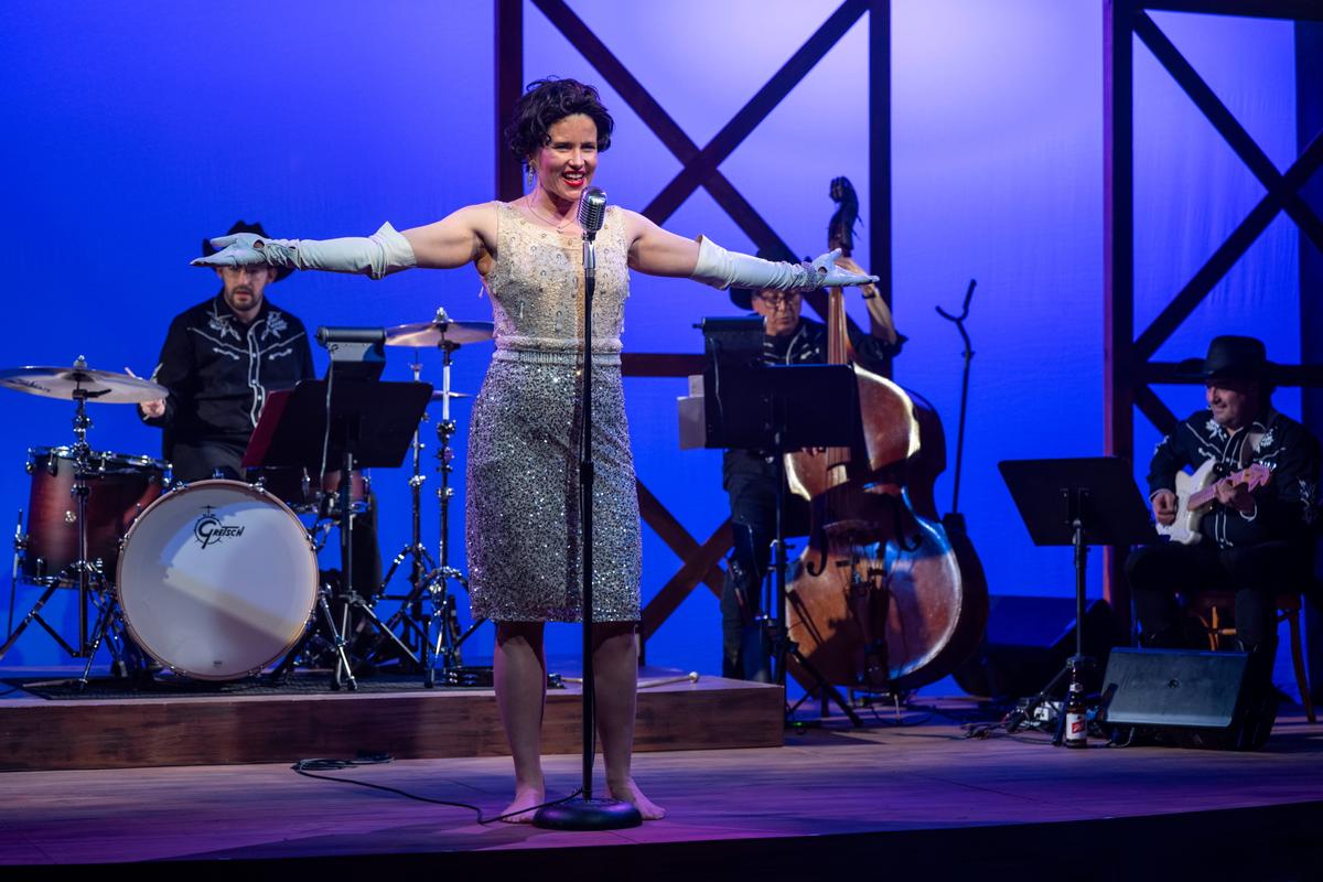 Patsy Cline (Liz Chidester) performs to a dazzled audience, in "Always ... Patsy Cline." (Michael Brosilow)