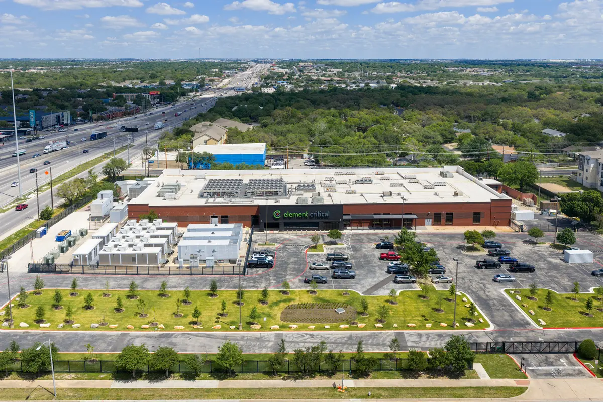 2026年4月8日,從空中俯瞰位於德克薩斯州奧斯汀(Austin)的基礎關鍵數據中心(Elemental Critical Data Center)。根據基礎設施情報和地圖平台「數據中心地圖」(Data Center Map)提供的數據,弗吉尼亞州、德克薩斯州和加利福尼亞州是美國數據中心數量最多的州。(Brandon Bell/Getty Images)