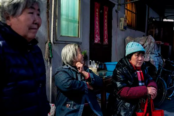 China Pushes ‘Mutual Aid’ Elder Care as Aging Crisis Deepens