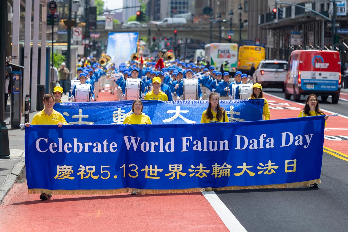 New Yorkers, Global Tourists Applaud Peaceful Falun Gong March as Persecution Rages in China
