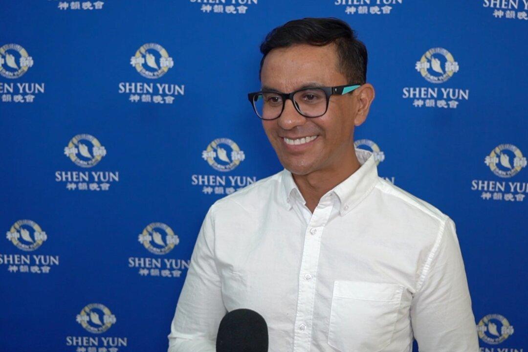 Guadalajara City Council Congratulates Shen Yun on Their 20th Anniversary Tour