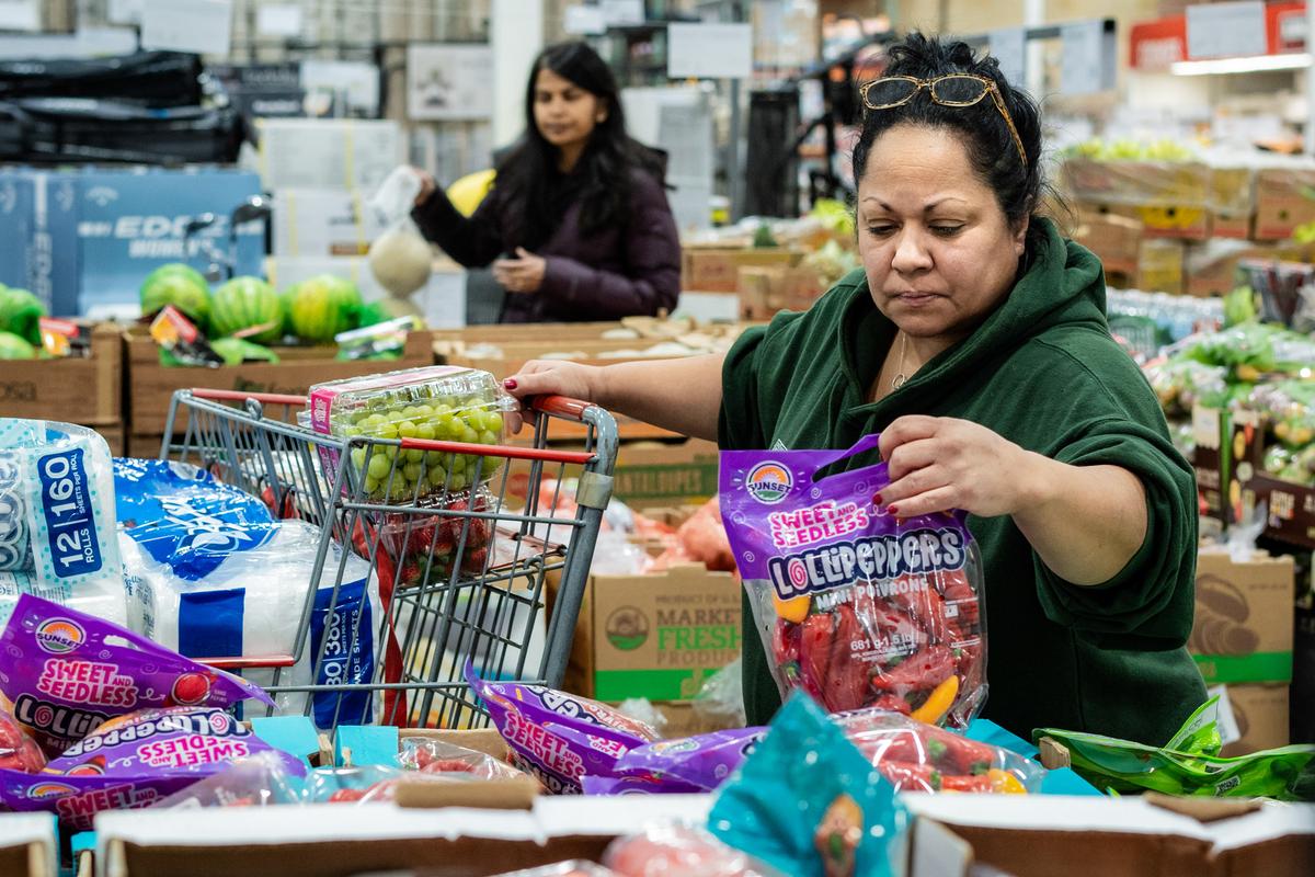 2025年2月5日,人們在新澤西州芒特勞雷爾(Mount Laurel)的一家商店購買食品雜貨。恩格爾哈特表示,超市裡廉價的過度加工食品是讓許多農民破產的原因之一。(Samira Bouaou/英文大紀元)