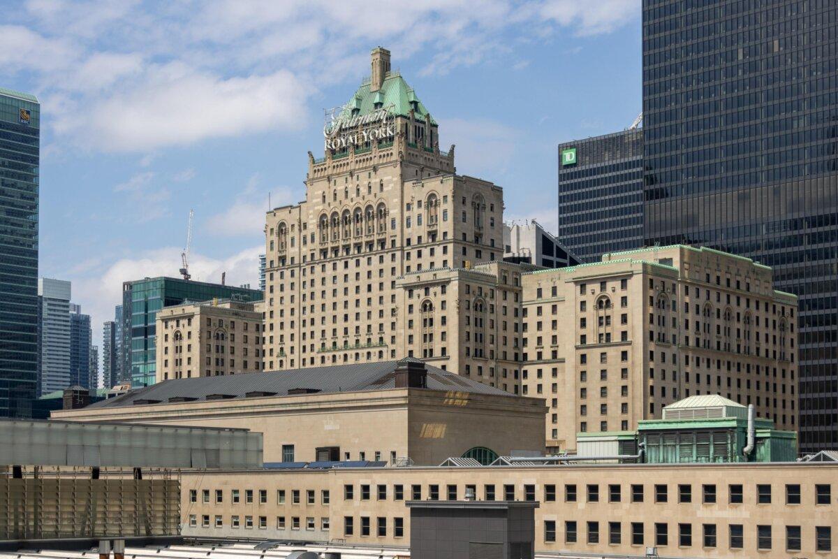 The Fairmont Royal York Hotel seen from CIBC Square Elevated Park in downtown Toronto, Canada. (<a href="https://commons.wikimedia.org/wiki/User:PascalHD">Dillan Payne</a>/<a href="https://creativecommons.org/licenses/by-sa/4.0">CC BY-SA 4.0</a>)