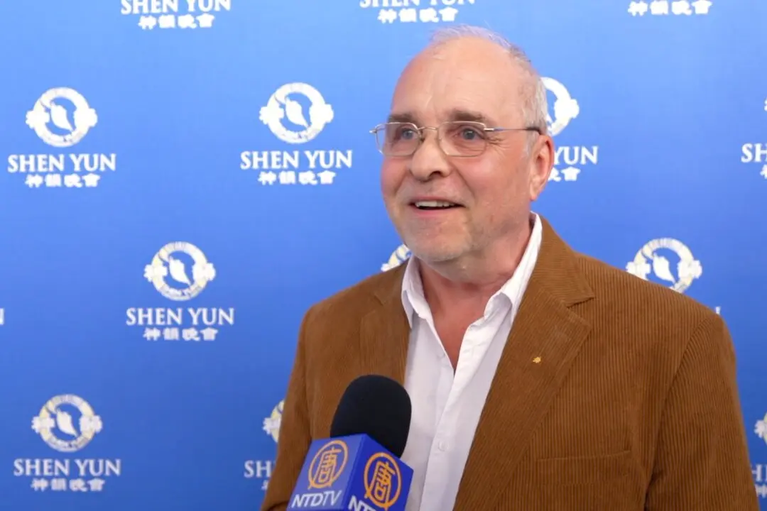 Company Director: Shen Yun Orchestra ‘The Corner Stone’ Carrying the Dancers