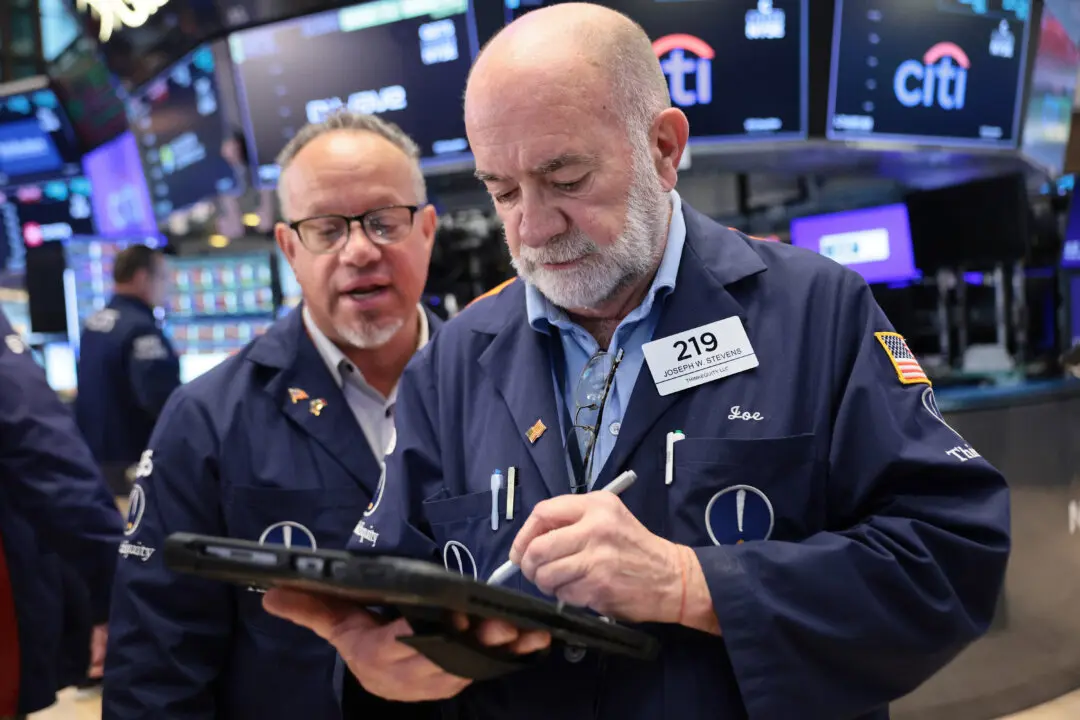 Wall Street Review: S&P 500 Rallies for 8th Week, Dow Hits New Record High