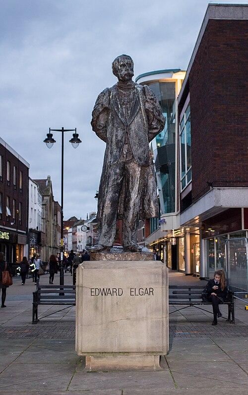 A statue of Edward Elgar at the end of Worcester High Street in Worcester, UK. (Edward Swift/<a href="https://commons.wikimedia.org/wiki/File:Statue_of_Edward_Elgar_in_Worcester.jpg">CC BY-SA 4.0</a>)