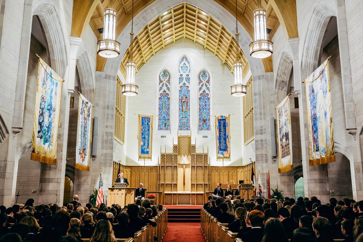 学生们每周都会在威廉姆斯纪念教堂(Williams Memorial Chapel)举行礼拜仪式。这座教堂位于密苏里州瞭望角(Point Lookout),由学生们在20世纪40年代以新哥特式(neo-Gothic)风格建造。(Courtesy of School of the Ozarks)