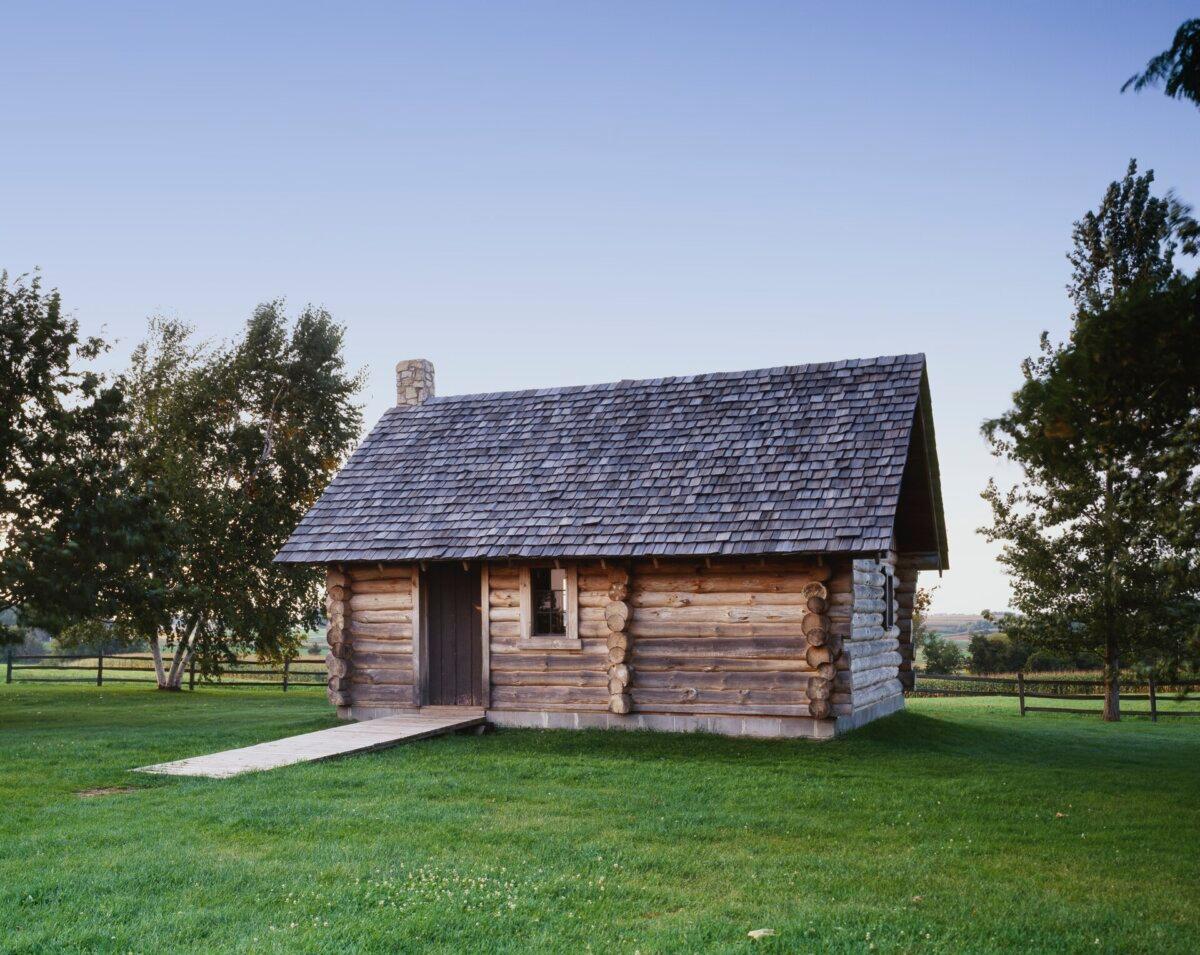 Replica of "the Little House in the Big Woods" at the Laura Ingalls Wilder House, Pepin, Wisconsin. (Public Domain)