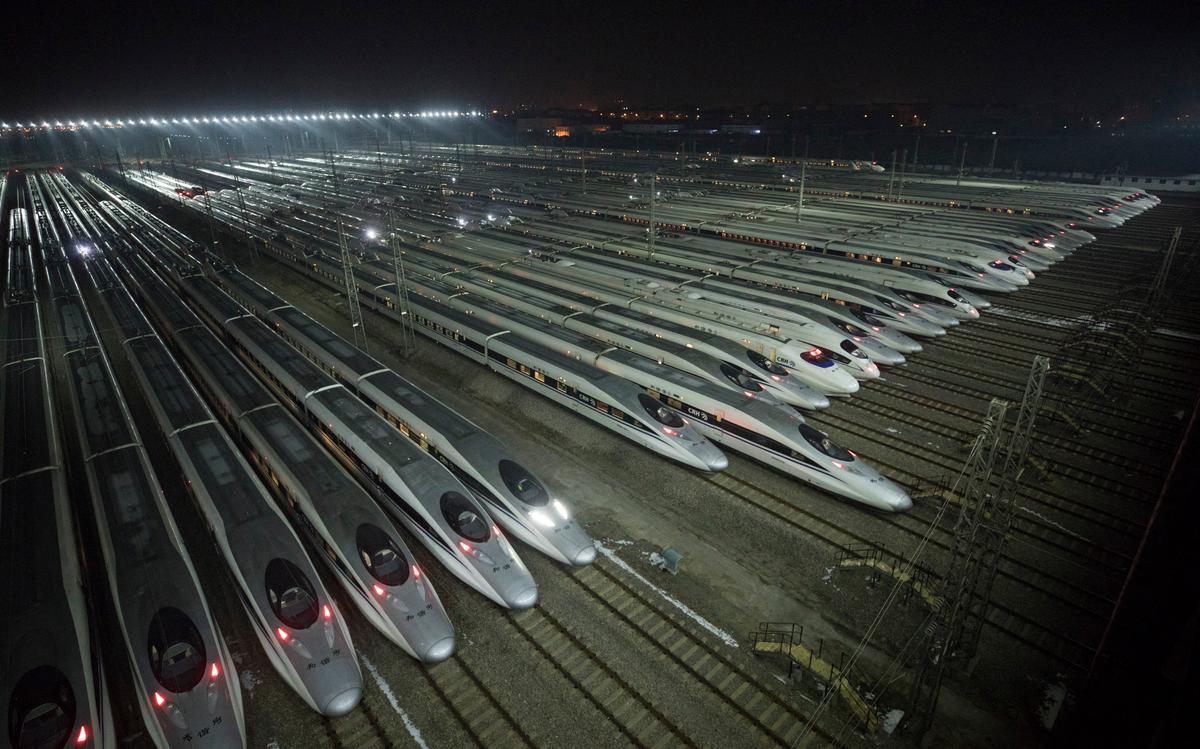 2018年2月1日清晨,湖北省武漢市的一個列車維修中心,可以看到大批高速列車停放在那裡。(AFP via Getty Images)