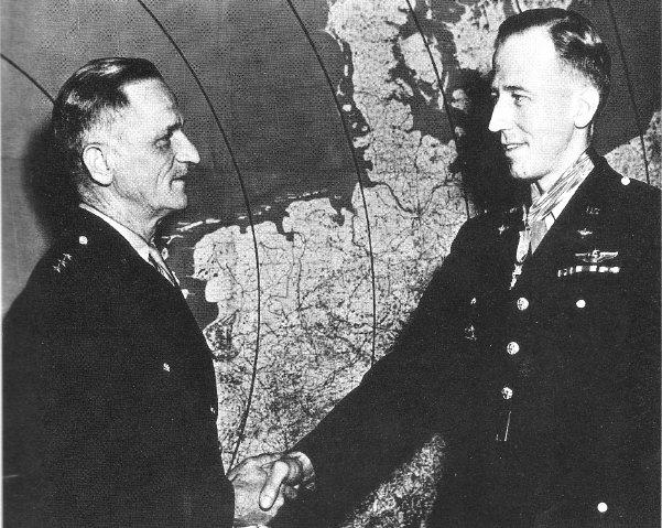 Lt. Gen. Carl Spaatz (L) bestowing the Medal of Honor on Howard in London. (Public Domain)