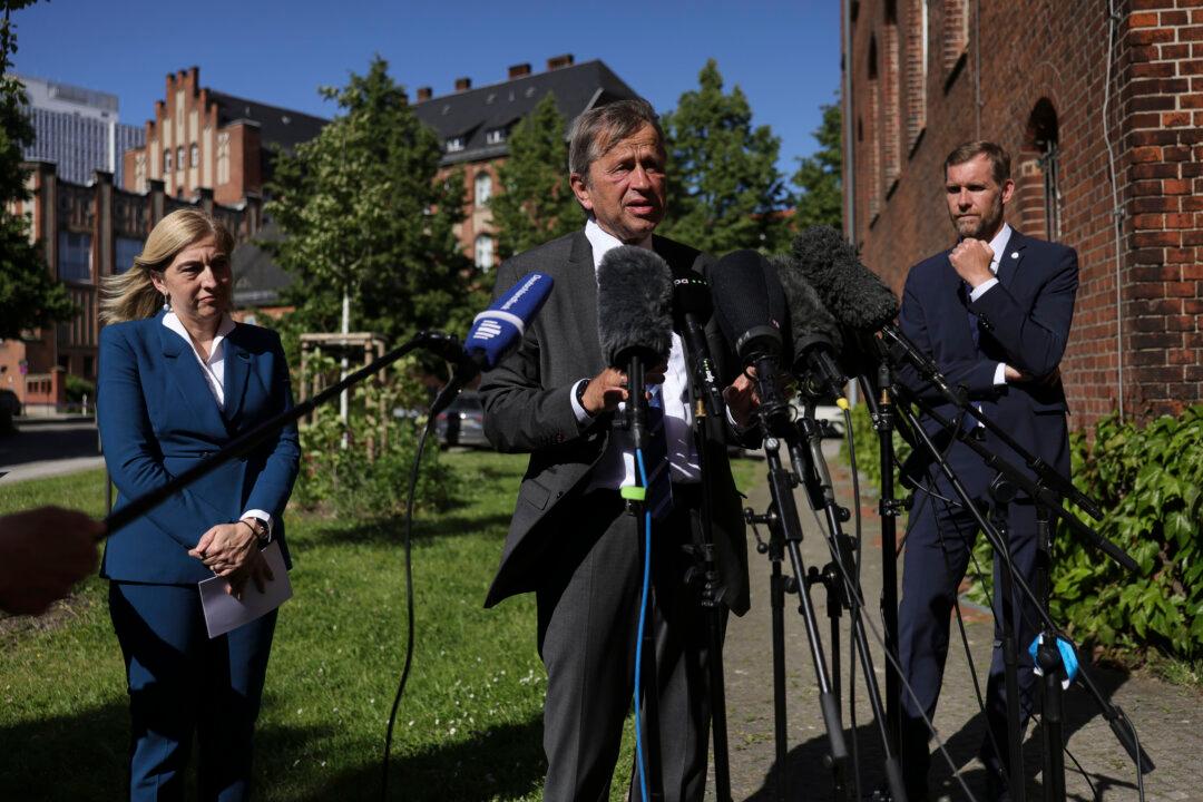 BERLIN, GERMANY - MAY 27: German Health Minister Nina Warken (L), Charite hospital Chairman Heyo Kroemer (C) and director of the Charite's infectious diseases clinic Leif Erik Sander speak to the media about the American ebola patient being treated at Charite on May 27, 2026 in Berlin, Germany. Peter Stafford, an American citizen who was working as a doctor in the Democratic Republic of Congo (DRC) and contracted ebola there, was flown to Berlin for treatment last week. His wife Rebekkah and their four children are also under observation at Charite and are so far symptom-free. (Photo by Sean Gallup/Getty Images)