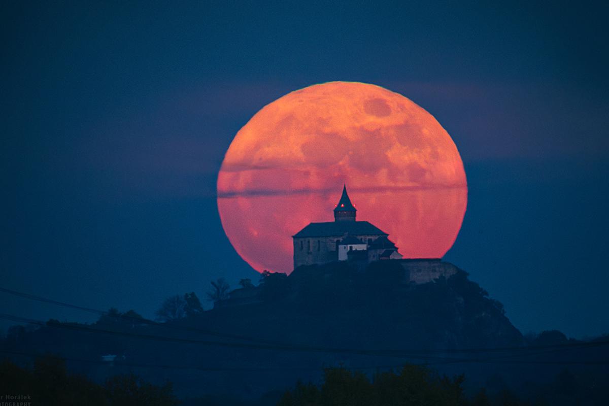 Czech Photographer Captures ‘Unrepeatable’ Red Full Moon Behind 15th-Century Castle