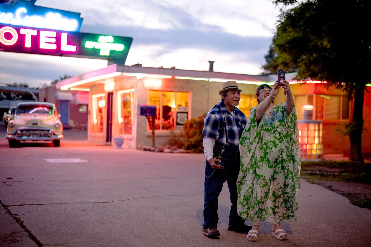 Terry Kim and Alison Wallis pose for a selfie at the Blue Swallow Motel on Route 66 in Tucumcari, N.M., on June 11, 2025. (E. Jason Wambsgans/Chicago Tribune/TNS)