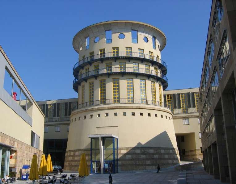 Stuttgart University of Music and Performing Arts. (<a href="https://commons.wikimedia.org/w/index.php?title=James_Stirling&action=edit&redlink=1">James Sterling</a>/<a href="http://creativecommons.org/licenses/by-sa/3.0/" target="_blank" rel="noopener">CC BY-SA 3.0</a>)