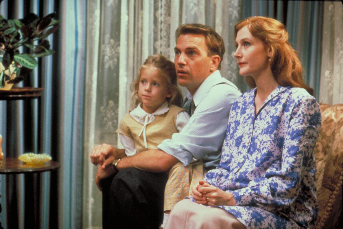 Eliot Ness (Kevin Costner), his wife, Catherine (Patricia Clarkson), and their daughter (Kaitlin Montgomery) at home, in “The Untouchables.” (Paramount Pictures/MovieStillsDB)