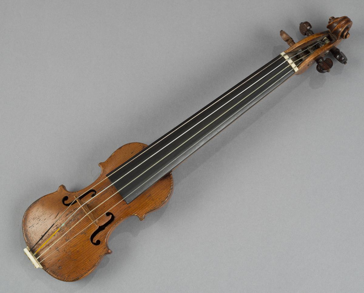 Kit, 1750–1760, by Henry Jay. Spruce, maple, ebony, ivory; 14 3/4 inches by 3 5/16 inches. (The Colonial Williamsburg Foundation)