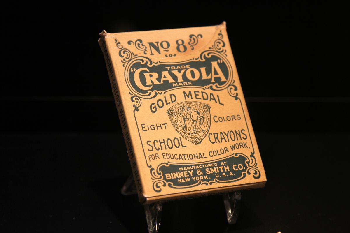 Crayola Gold Medal No. 8 School Crayons from 1903. (<a class="external text" href="https://www.flickr.com/people/72744295@N00" rel="nofollow">Jim, the Photographer</a>/<a title="Category:CC-BY-2.0" href="https://commons.wikimedia.org/wiki/Category:CC-BY-2.0">CC-BY-2.0</a>)