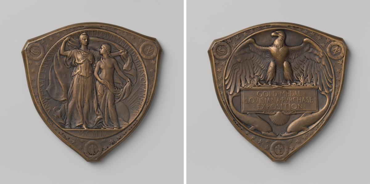Obverse (left) and reverse of the 1904 bronze triangular medal from Louisiana Purchase Exhibition in Saint-Louis. The obverse depicts United States personified as a woman with a Phrygian cap, and the reverse features an eagle with oak and laurel branches in its claws. Rijksmuseum, Amsterdam. (Public Domain)