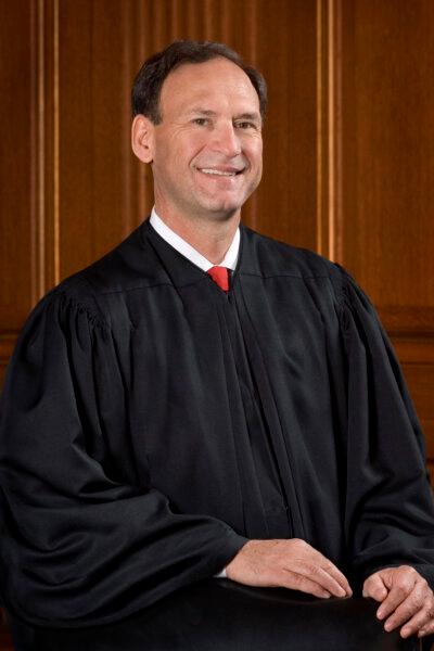 Official 2007 portrait of U.S. Supreme Court Associate Justice Samuel Alito. (Public Domain)