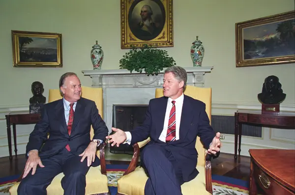 Los Angeles Mayor Richard Riordan with President Bill Clinton in the Oval Office of the White House in 1993, in this file photo. Riordan, the last Republican mayor of Los Angeles, served from 1993 to 2001. (Robert McNeely/Public Domain)