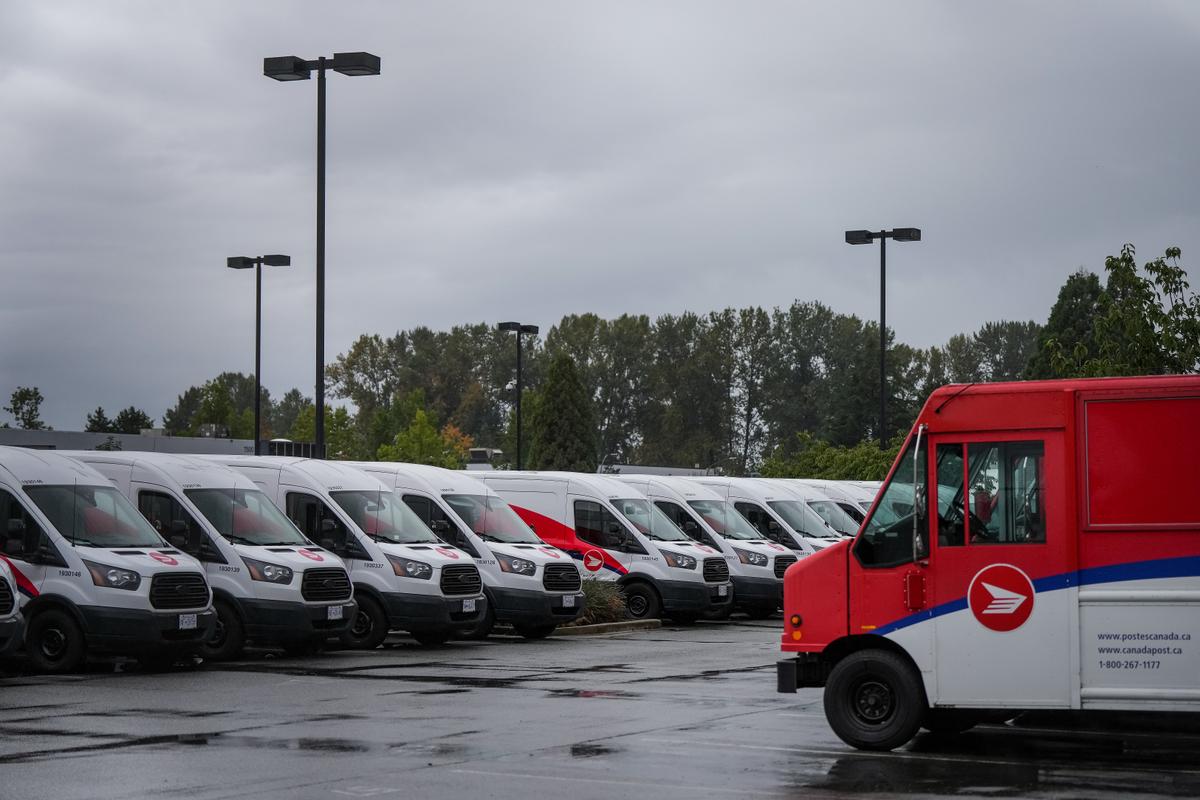 Canada Post Workers Vote to Accept Contract