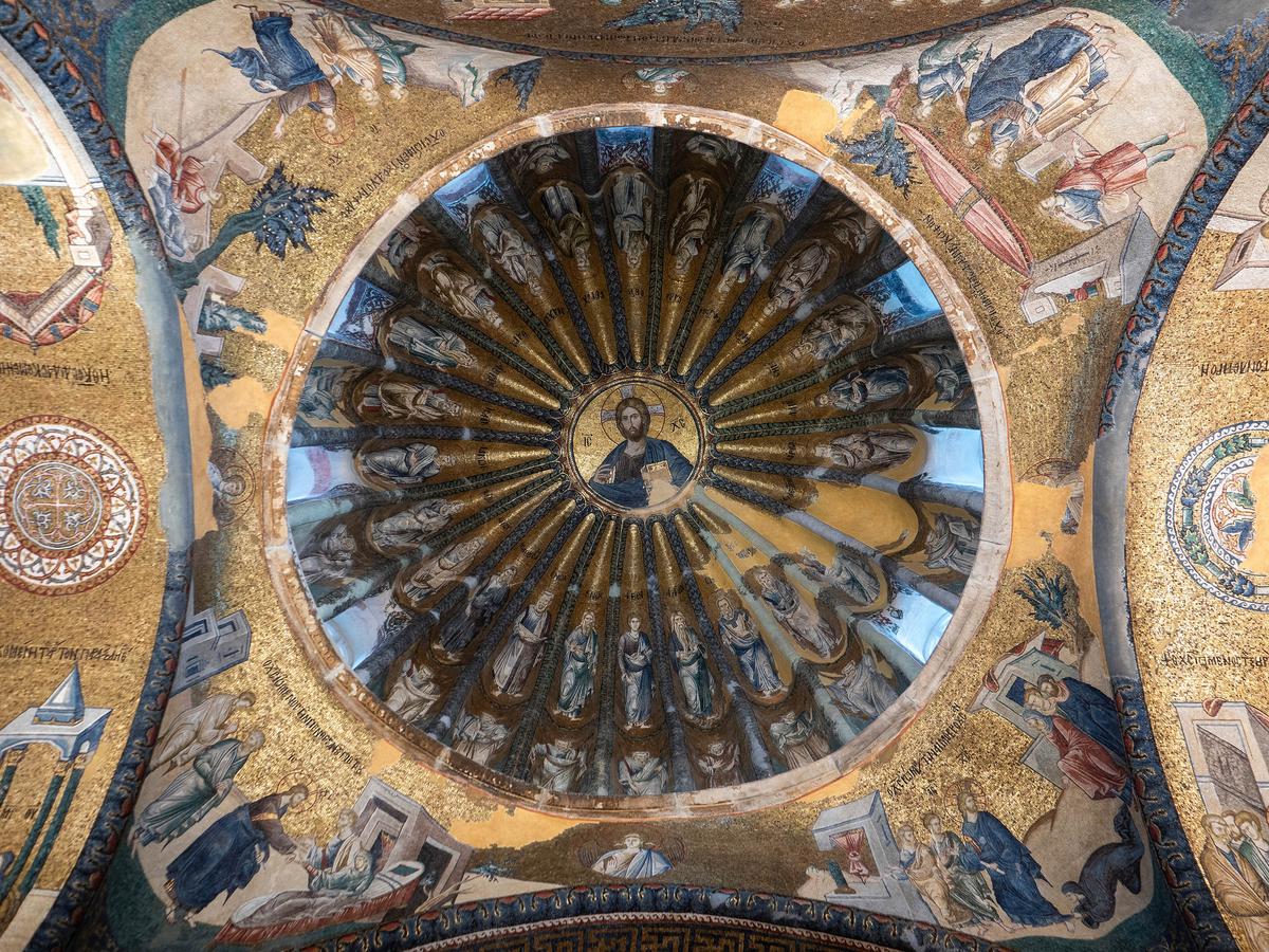 Found in the inner narthex, this glittering dome mosaic places Christ Pantocrator at its center, surrounded by 39 portraits of his Old Testament ancestors radiating outward from Adam to Jacob and his sons. The pendentives framing the dome depict miracles of Christ. Just over 12 feet in diameter, the dome is constructed with 24 flutes and nine windows. (okanozdemir/Shutterstock)