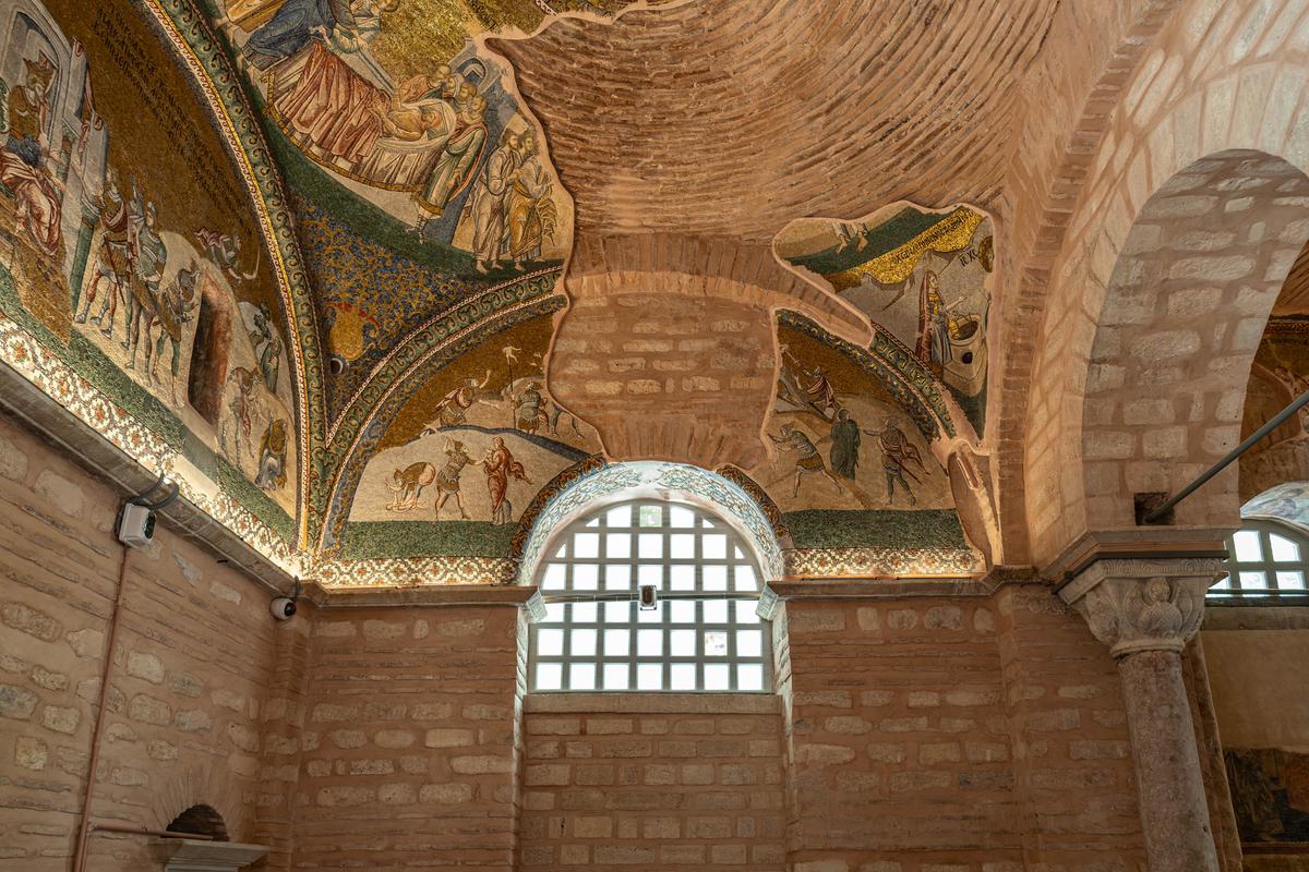 Found in the outer narthex, this mosaic’s depth and figural movement reflect a decisive shift from earlier Byzantine traditions. Though the scene depicts Christ and the Virgin Mary with striking artistry, time has left its mark through earthquakes and structural decay, and only partial sections of the outer narthex mosaics survive. (ZMD-Design/Shutterstock)