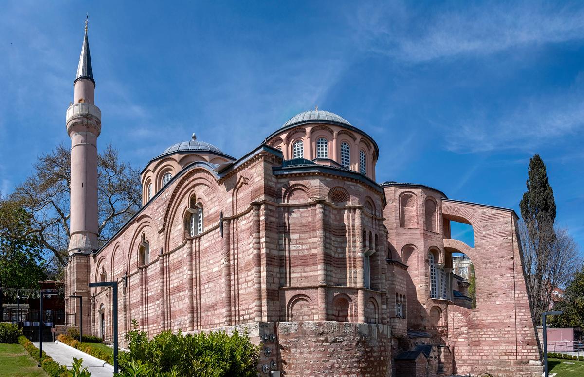 The exterior features a Late Byzantine recessed-brick technique, where red brick alternates with ashlar stone to create a vivid visual rhythm. The slender pale-stone minaret seen today was rebuilt after the original 16th-century tower collapsed in the 1894 earthquake. A massive flying buttress projects from the building’s right side, anchoring into the south wall to support the Parekklesion against vaulted ceiling pressure and the seismic forces common to Istanbul. (Cortyn/Shutterstock)