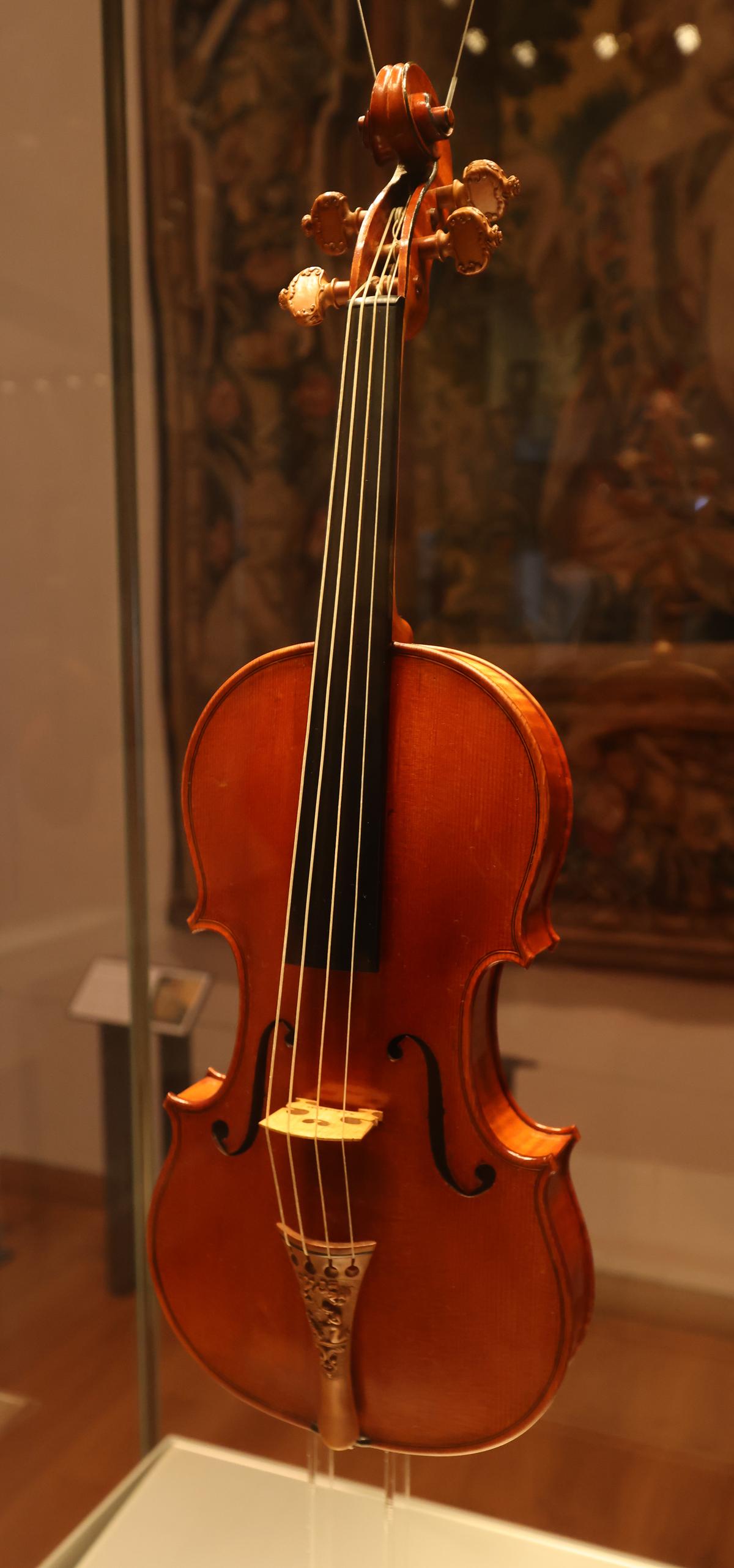 The "Messiah" violin; 1716, by Antonio Stradivari. Maple and spruce; 23 1/2 inches. Ashmolean Museum, Oxford, England. (<a href="https://commons.wikimedia.org/wiki/User:Geni" target="_blank" rel="nofollow noopener">Geni</a>/<a title="Category:CC-BY-SA-4.0" href="https://commons.wikimedia.org/wiki/Category:CC-BY-SA-4.0">CC-BY-SA-4.0</a>)