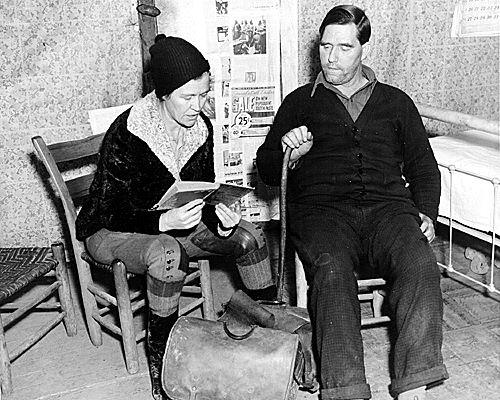 A pack horse librarian reads out loud to a man in the Kentucky mountains. (Public Domain)