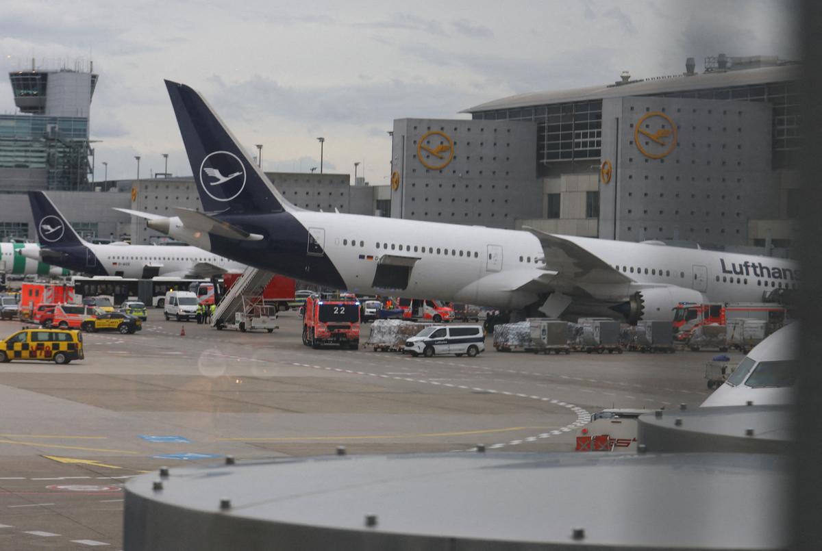 Several Injured in Boeing 787 Nose-Gear Collapse in Frankfurt