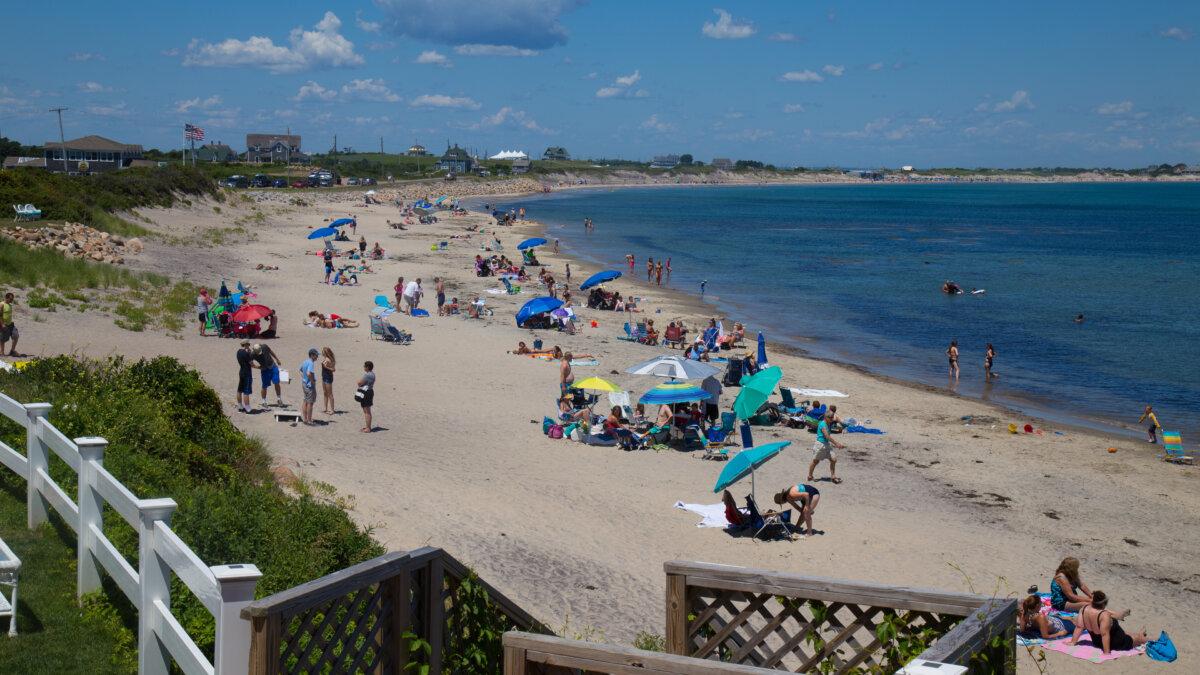 Crescent Beach on Block Island. (<a href="https://commons.wikimedia.org/w/index.php?title=User:Doodybutch&action=edit&redlink=1">Timothy J. Quill</a>/<a href="https://creativecommons.org/licenses/by-sa/4.0">CC BY-SA 4.0</a>)