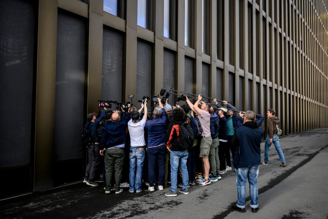 TOPSHOT - Journalists surround a lawyer prior to a hearing of owners of Le Constellation as part of the inquiry into a devastating New Year's fire, in Sion on June 5, 2026. The French couple Jacques and Jessica Moretti were to be cross-examined by public prosecutors and lawyers for civil parties caught up in the blaze that engulfed Le Constellation bar in Crans-Montana in the early hours of January 1, 2026. The tragedy killed 41 people, mostly teenagers, and injured 115 others. (Photo by Fabrice COFFRINI / AFP via Getty Images)