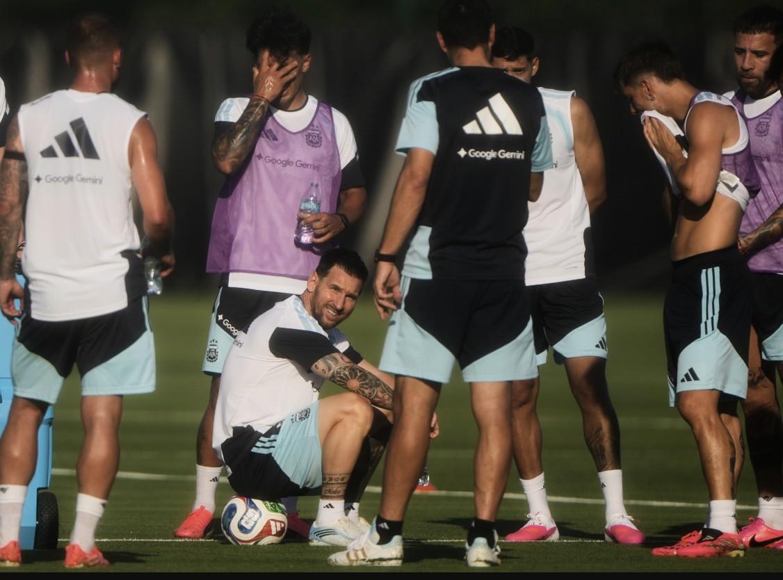 Argentinian forward Lionel Messi (sitting) takes a break with teammates during practice for the World Cup soccer tournament, in Kansas City, Kan., on June 3, 2026. (Charlie Riedel/AP)