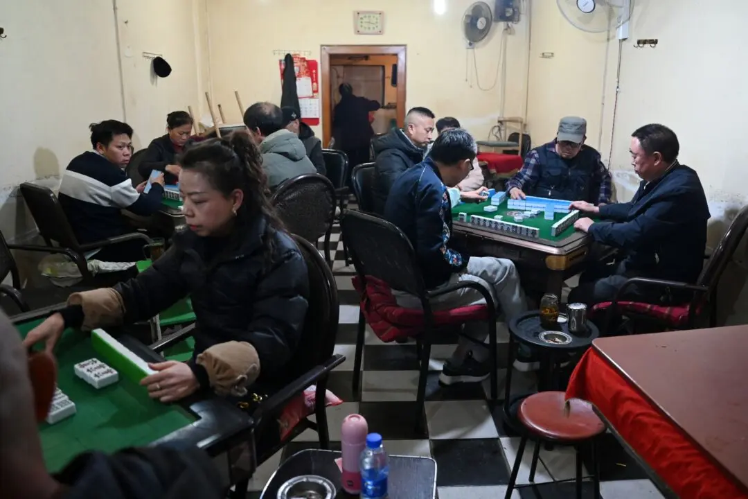 Chinese Resident Describes Economic Decline in a County-Level City