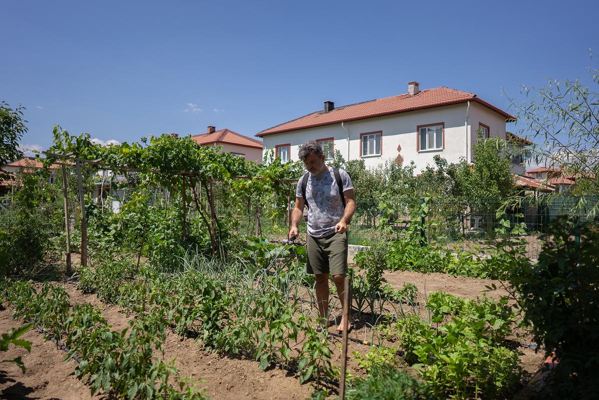 Fertilizers provide the nutrients vegetable plants need as they start producing. (mgstudyo/Getty Images)