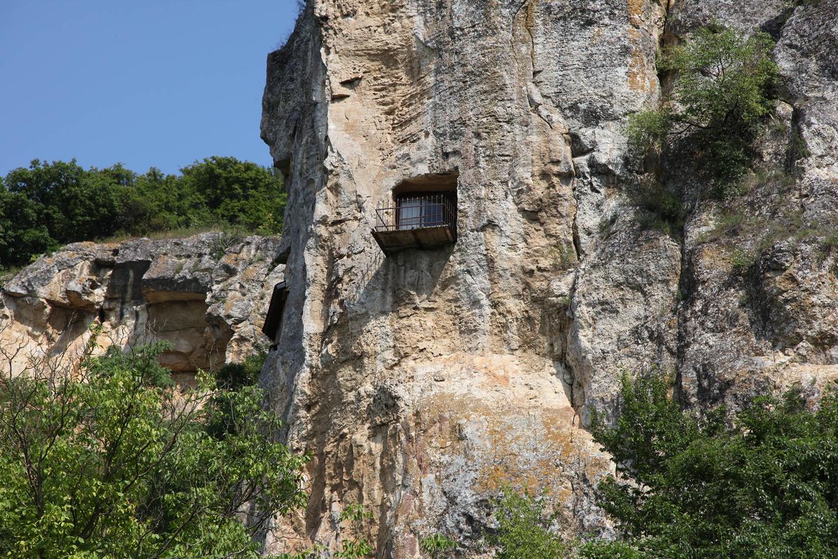 A detail from the exterior of a rock-hewn Church of Ivanovo. (<a title="User:Haros" href="https://commons.wikimedia.org/wiki/User:Haros">Hans A. Rosbach</a>/<a title="Category:CC-BY-SA-3.0" href="https://commons.wikimedia.org/wiki/Category:CC-BY-SA-3.0">CC-BY-SA-3.0</a>)