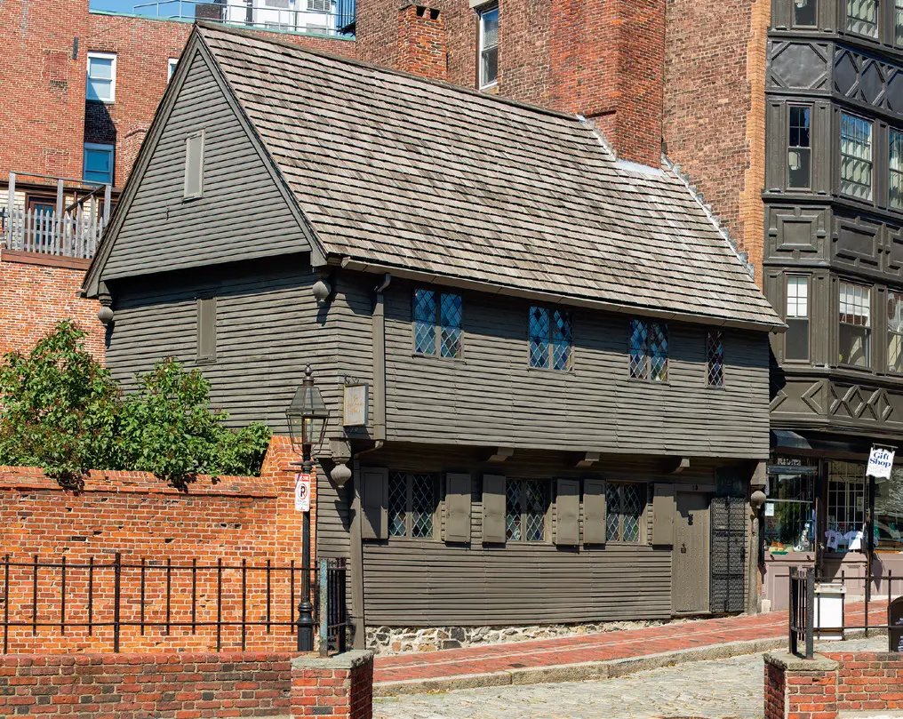 An impressive living history site on the trail is the long-preserved home that Paul Revere owned from 1770 to 1800. While inside, one can truly grasp the fact that it’s the oldest remaining structure in downtown Boston. Furnished with authentic 18th-century period pieces and located beside a cobblestone street, the house is easy to envision with the famous silversmith, patriot, and rider living there with his family. (Marcio Jose Bastos Silva/Shutterstock)