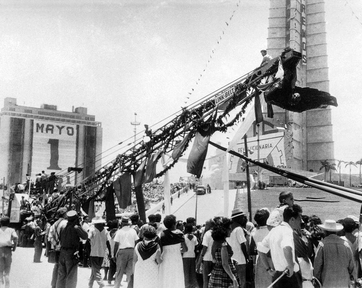 1961年5月1日,在古巴首都哈瓦那舉行的閱兵式上,美國戰列艦「緬因號」(USS Maine)上的帝國鷹徽殘骸被展出。古巴領導人正在清除他們所認為的美國保護國留下的一切痕跡。(AFP via Getty Images)