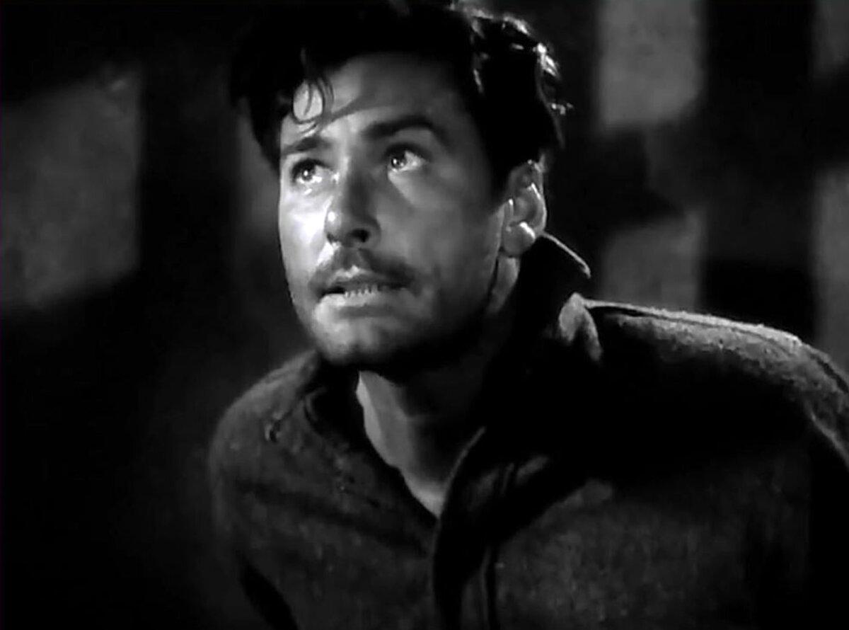 Jean Picard (Errol Flynn) breaks out of prison, in “Uncertain Glory.” (Warner Bros.)