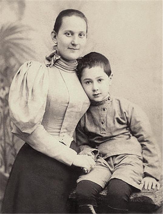 Dimitri Tiomkin and his mother in 1900. (Public Domain)