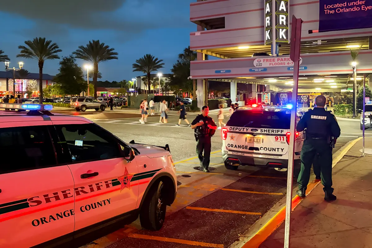How Flash Mobs of Teens Are Taking Over Towns, Beaches
