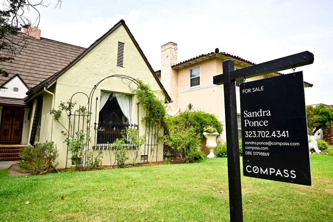Median US Home-Sale Price Hits a Record $400,894: Report