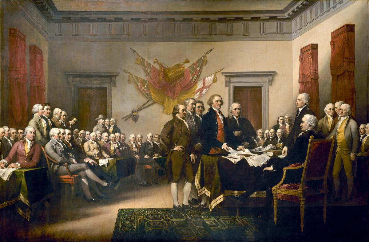 美國19世紀畫家約翰·特朗布爾(John Trumbull,1756-1843)的畫作《獨立宣言》(Declaration of Independence,1818)描繪了起草《獨立宣言》五人委員會向國會提交文件的場景。這幅畫被印在二美元紙幣的背面。原作懸掛於美國國會大廈圓形大廳。這幅畫描繪的並不是當時真實的儀式;畫中人物從未同時出現在同一個房間裡。(Another Believer/CC BY-SA 3.0)