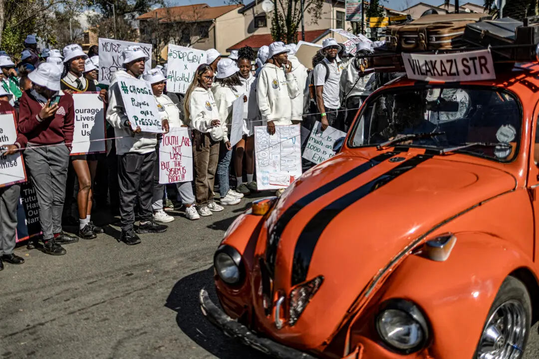 Day in Photos: Soweto March Commemoration, Earthquake in Indonesia, and Smithsonian Folklife Festival
