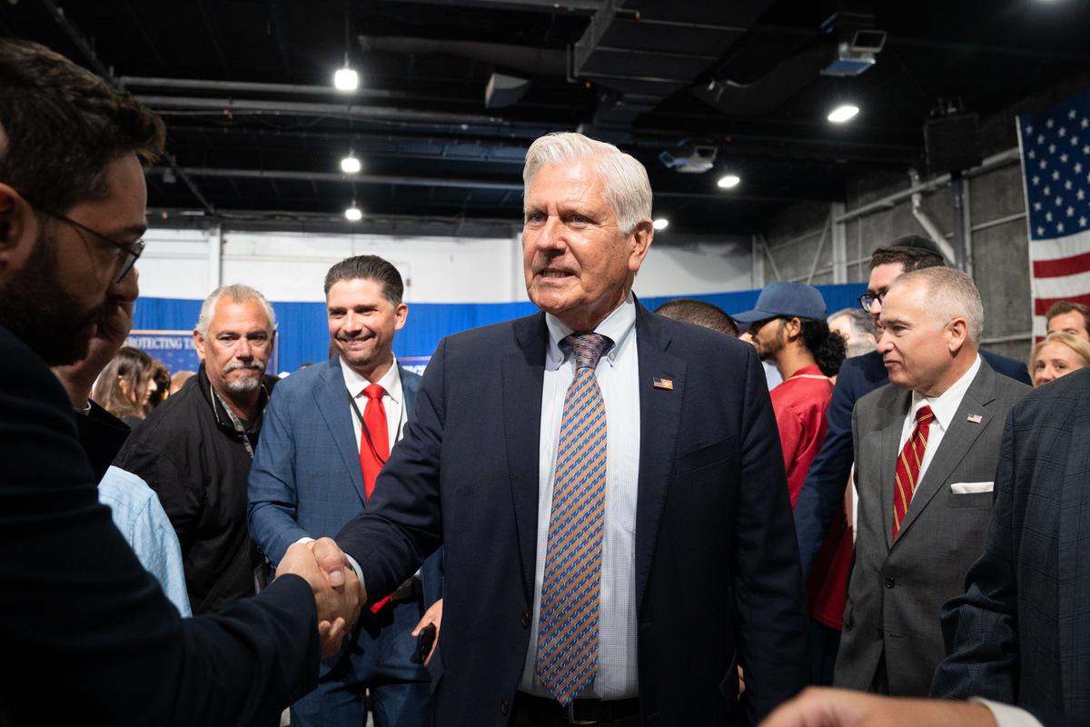 New York State assemblyman and governor candidate Bruce Blakeman speaks to reporters in Bethpage, N.Y., on June 17, 2026. (Samira Bouaou/The Epoch Times)