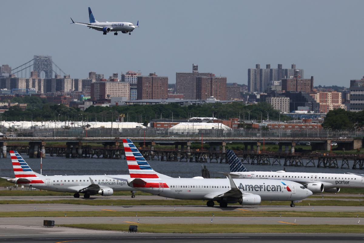 New York LaGuardia Airport to Temporarily Close Runway to Address Pavement Issue